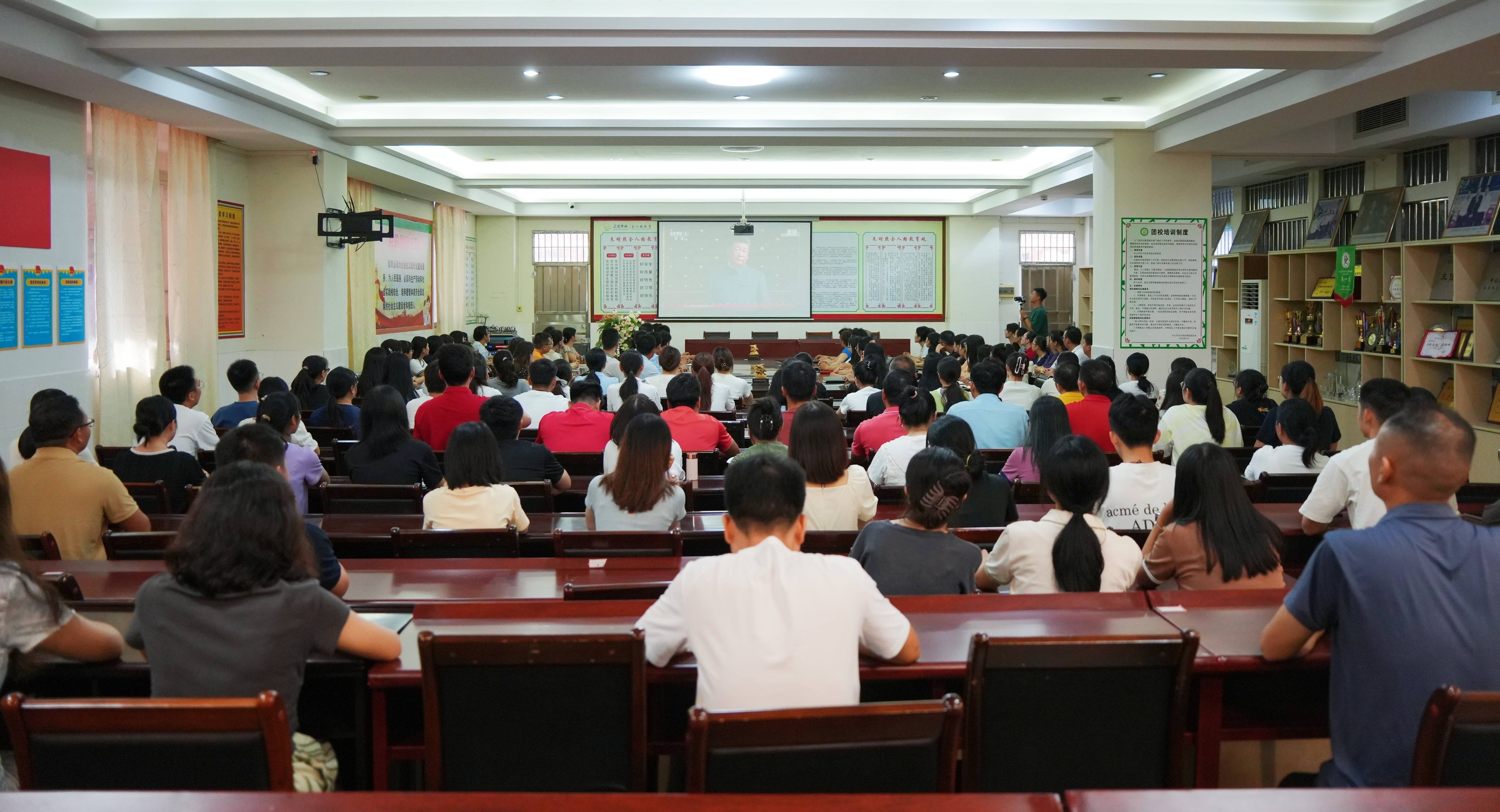 求实学校教师观看阅兵礼 (7)_副本