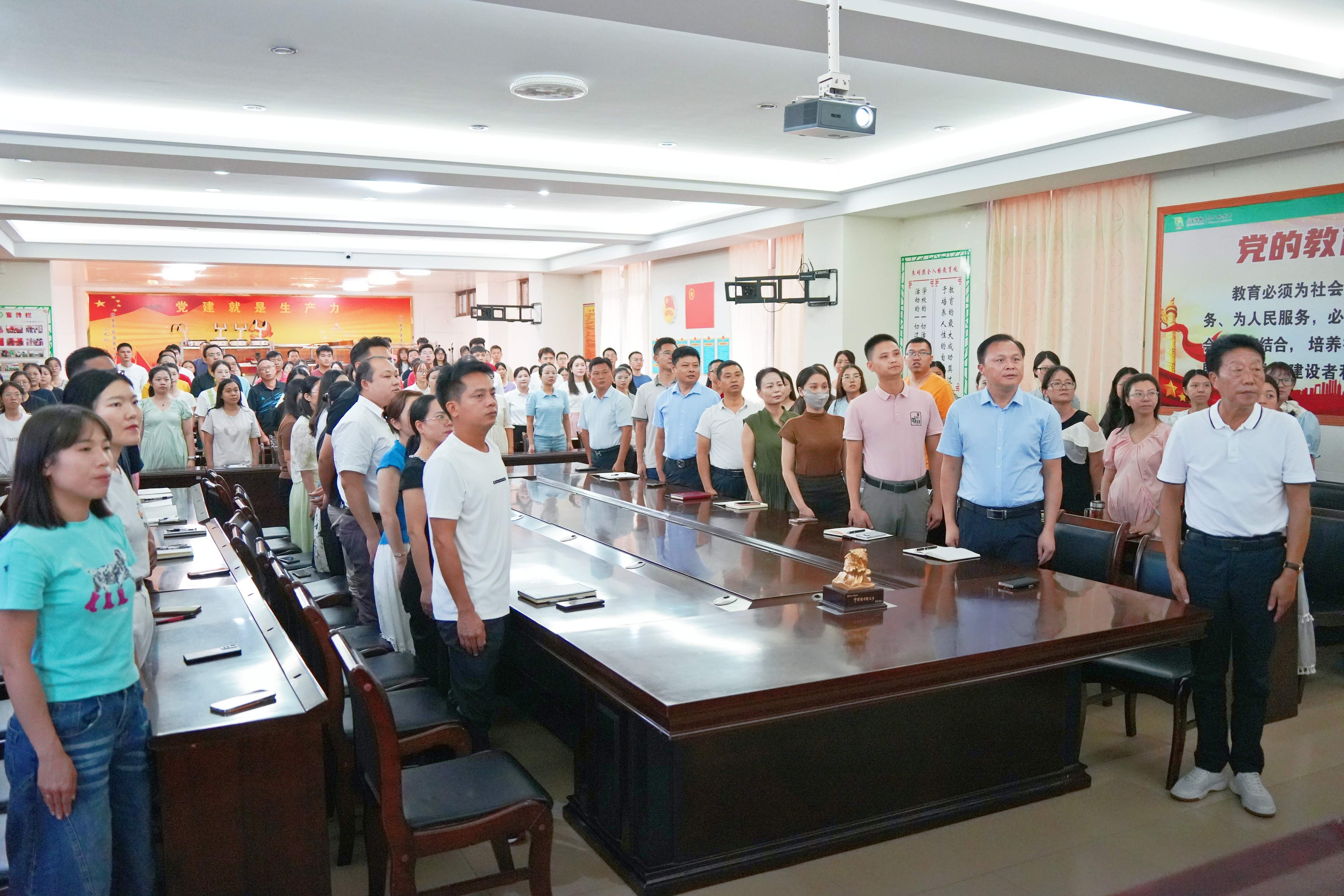 求实学校教师观看阅兵礼 (11)_副本