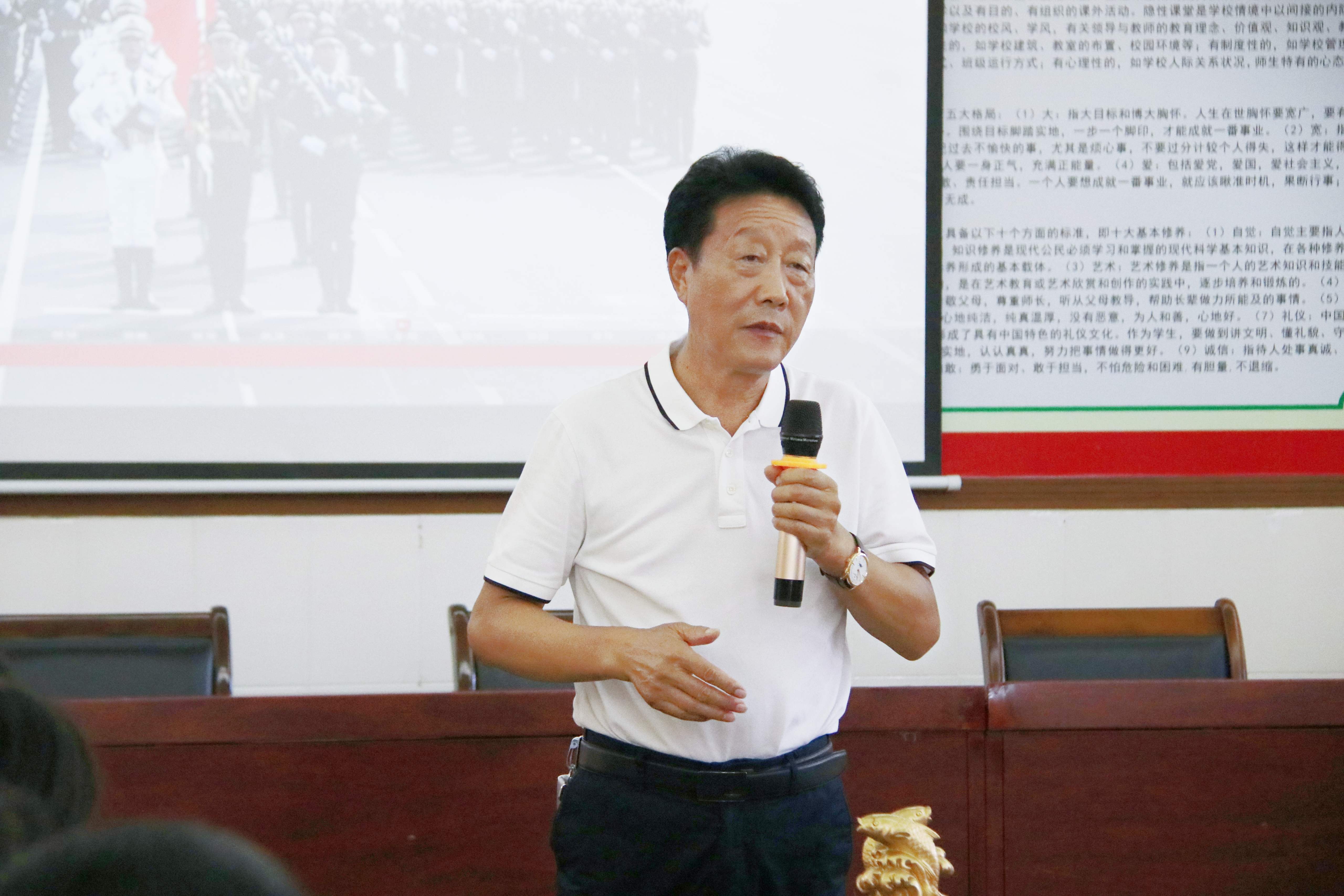 求实学校教师观看阅兵礼 (13)_副本